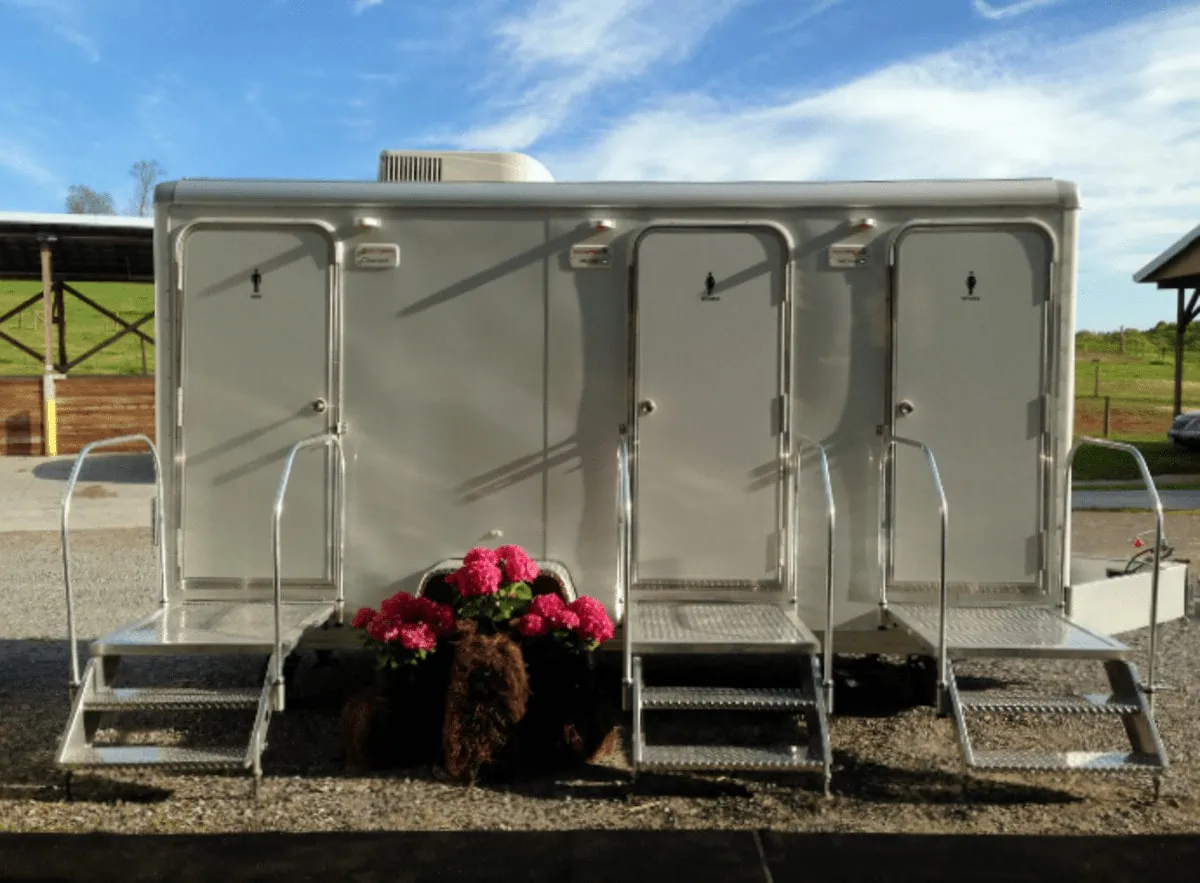 5 Reasons to Hire a Portable Toilet Rental Service
